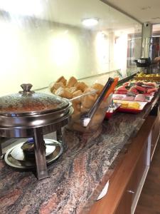 里约热内卢桑塔纳市区酒店的自助餐,包括面包和其他食物在柜台上