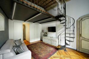 都灵Turin Art Experience的带沙发和螺旋楼梯的客厅