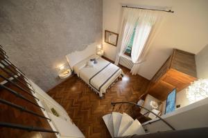 特拉诺瓦-布拉乔利尼Villa Le Facezie B&B的卧室享有上方的景致,配有1张床和1扇窗户。