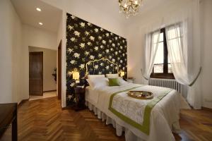 特拉诺瓦-布拉乔利尼Villa Le Facezie B&B的一间卧室设有床铺和星星大墙