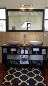 Cedar GroveTerra Cottage, 1 or 2 bedroom Cottage in Hodges Bay的一间带两个盥洗盆和大镜子的浴室