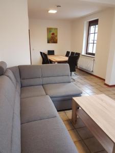 鲁斯特Ferienwohnung Ernesto的客厅配有沙发和桌子