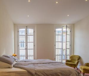 昂蒂布Chateau Clemenceau的一间卧室设有一张大床和两个窗户。