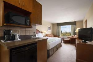 圣约翰堡圣约翰堡速8酒店的酒店客房,配有床和电视