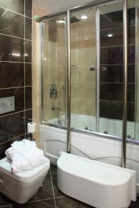 森巴亚克市酒店的一间浴室