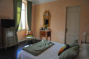 马赛Villa Valflor chambres d'hôtes et appartements的一间卧室配有一张床、一张桌子和一面镜子