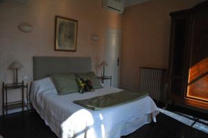 马赛Villa Valflor chambres d'hôtes et appartements的一间卧室,卧室内配有一张大床