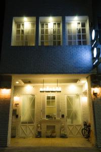 花莲市花莲鸟窝青年旅舍的一间房子,晚上有两扇车库门