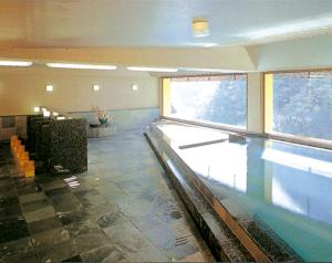 Hayakawa西山温泉日式旅馆的游泳池,位于带游泳池的建筑内