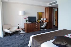 灯塔高尔夫和SPA酒店客房内的一张或多张床位