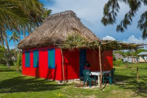纳库拉岛亚撒瓦民宿的一间小小屋,一个女人坐在桌子上