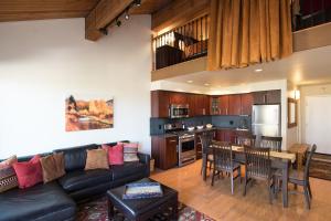 金斯伍德庄园Northstar - Village View的客厅以及带沙发和桌子的厨房。