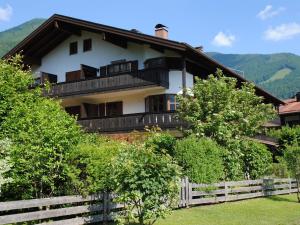 施莱兴Premium-Chalet Achental mit Kamin und Sauna的带阳台的房子