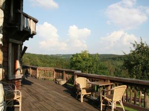 韦姆Opulent Chalet in Thirimont with Turkish Steambath的房屋内带椅子和桌子的甲板