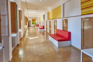 圣地亚哥－德孔波斯特拉小神学院旅馆的走廊里医院的走廊,走廊里设有红色椅子