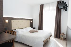 莫里瑞斯特雷特达纳尼旅馆的一间卧室配有一张床、一张桌子和一台电视