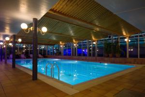 乌德瓦拉博哈斯加登酒店与会议中心的一座大楼里的一个大型游泳池