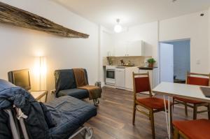 柏林Quiet Courtyard Apartment (KB6)的带沙发和桌子的客厅以及厨房。