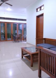 德波Rumah Satoe的客厅设有2张长椅和桌子