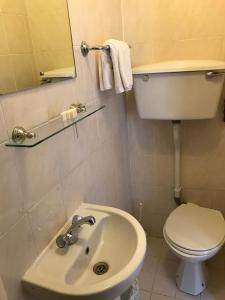 伦敦Seven Dials Hotel的一间带水槽、卫生间和镜子的浴室