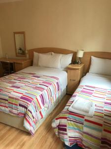 伦敦Seven Dials Hotel的卧室内两张并排的床