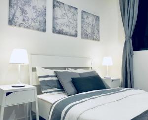 布里斯班AirTrip Apartments on Merivale Street的一间卧室配有一张带蓝色和白色枕头的床