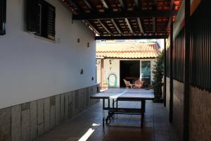 沙尔内卡Hostel Casa Lucas的一座建筑中间带桌子的庭院
