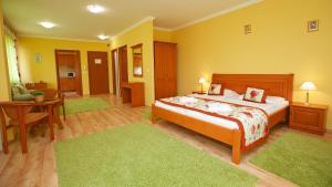 豪伊杜索博斯洛迦加酒店的一间卧室配有一张床、一张桌子和一张桌子