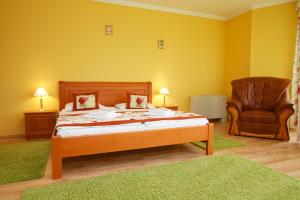 豪伊杜索博斯洛迦加酒店的一间卧室配有一张大床和一把椅子