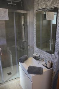 内尔哈Hostal Don Peque Adult Recommended的浴室配有盥洗盆和带镜子的淋浴