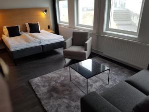 雷克雅未克201 Hotel的配有床、椅子和沙发的房间