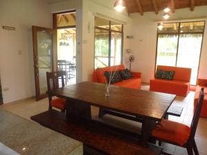 奥隆Hospedajes de Pato的客厅配有木桌和椅子