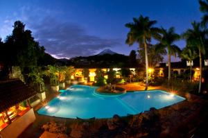 危地马拉安地瓜Hotel Museo Spa Casa Santo Domingo的享有游泳池的夜间景致