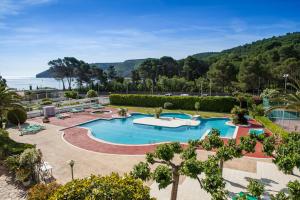 莱斯卡拉坎米契尔酒店的一座树木繁茂的度假村内的大型游泳池