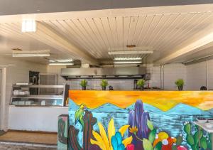威廉斯塔德库拉索机场酒店的墙上有大画的大厨房