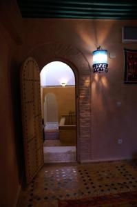 梅克内斯里亚德弗罗斯酒店的通往带浴缸的房间的拱门