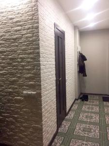 切尔尼戈夫Двухкімнатна студія的一间砖墙和门的浴室
