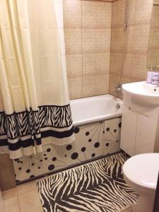 切尔尼戈夫Двухкімнатна студія的浴室配有斑马淋浴帘和浴缸
