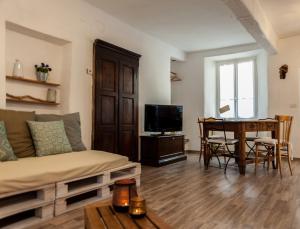 瓦拉洛B&B Al Vicolo del Gallo的客厅配有沙发和桌子