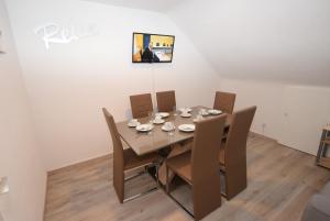 斯图加特Apartment Hedelfingen I的一间带桌椅的用餐室