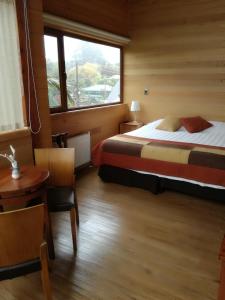 巴拉斯港波多黎各奇科酒店的一间卧室设有一张床、一个窗口和一张桌子