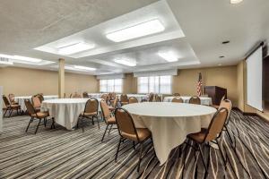 盐湖城盐湖城机场丽笙酒店的配有桌椅和讲台的会议室
