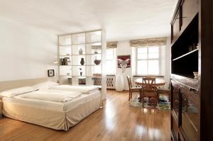博尔扎诺Residence Fink Central Apartments的一间卧室配有一张大床和一张桌子