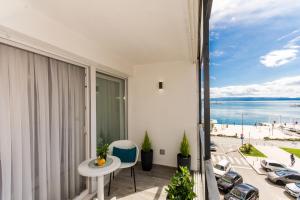 斯普利特Adriatic Blue View的阳台配有桌子,享有海景。