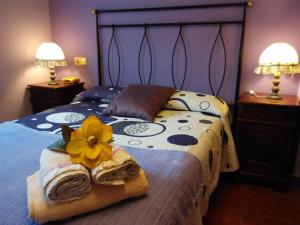 SajazarraCasa Bodega Vacacional的一间卧室,配有一张带鲜花的床