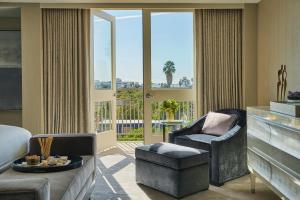 洛杉矶L'Ermitage Beverly Hills的客厅配有沙发、椅子和钢琴