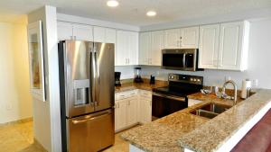 2 BR Resort Condo Direct Oceanfront Wyndham Ocean Walk - Daytona Funland 2226的厨房或小厨房