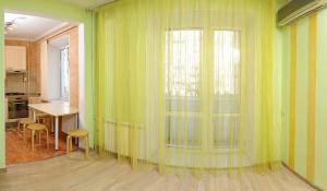 鄂木斯克Omsk Sutki Apartments at Pushkina 99 floor 3的客房设有窗户和桌椅