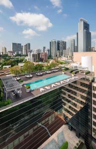 新加坡Lanson Place Winsland, Singapore的一座城市建筑屋顶上的游泳池