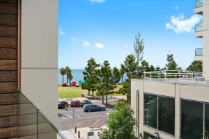 吉朗埃吉沃特207公寓的从大楼的阳台上可欣赏到海景
